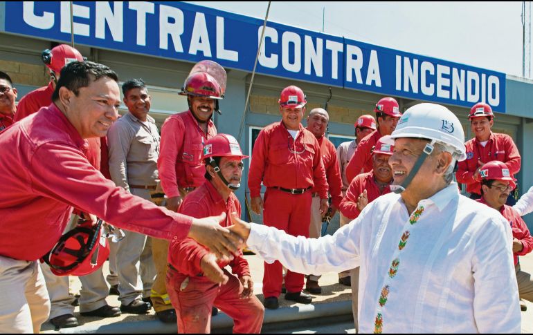 Andrés Manuel López Obrador hizo un recorrido por las instalaciones de la refinería Lázaro Cárdenas en Minatitlán, Veracruz. NOTIMEX