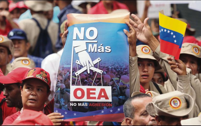 Seguidores del Gobierno chavista salieron a la calles a festejar la decisión de Maduro. EFE