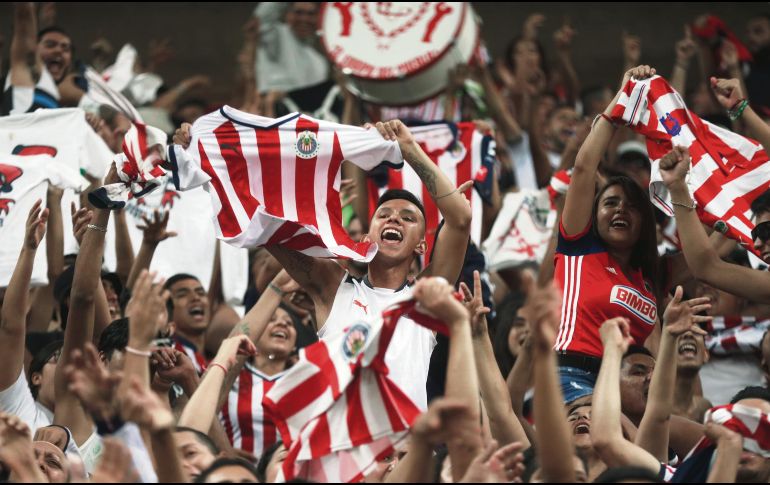 Los aficionados rojiblancos volvieron a celebrar una victoria, en el cierre de un torneo para el olvido, con la eliminación del Rebaño. EL INFORMADOR / F. Atilano