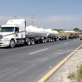 Fuerzas federales detienen a trailero con 50 mil litros de "huachicol" en NL