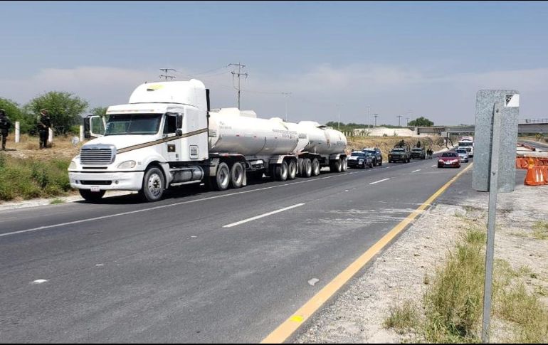 Policías federales localizaron el vehículo pesado sobre la carretera Monterrey-Saltillo. TWITTER / @PoliciaFedMx