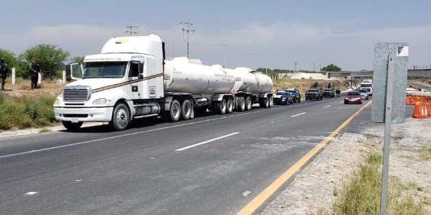 Fuerzas federales detienen a trailero con 50 mil litros de "huachicol" en NL