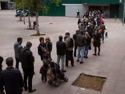 Ciudadanos aguardan para votar en una casilla en Barcelona. AP/E. Morenatti