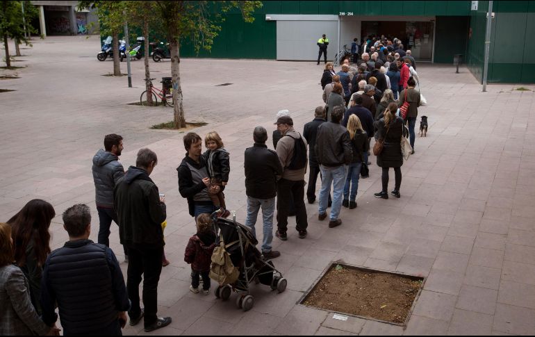 Casi 36.9 millones de personas están llamadas a votar. Ciudadanos aguardan para votar en una casilla en Barcelona. AP/E. Morenatti