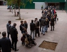 Ciudadanos aguardan para votar en una casilla en Barcelona. AP/E. Morenatti