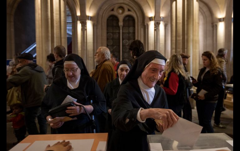 Una religiosa vota en Barcelona. AP/Emilio Morenatti