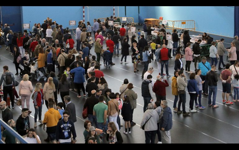 Cientos de personas hacen cola para votar en el pabellón polideportivo del Milladoiro, en Ames, a las afueras de Santiago de Compostela.
