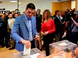 El presidente del gobierno, Pedro Sánchez, al votar hoy en Madrid. Su partido, el PSOE, lograría entre 116 y 121 escaños en el Congreso. AFP/J. Soriano