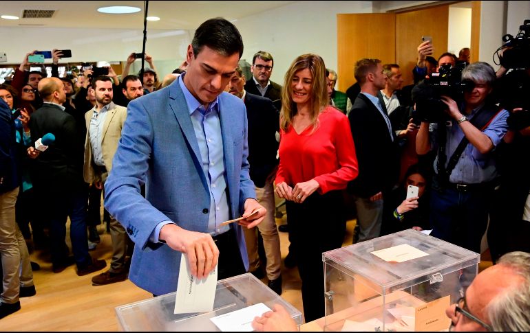 El presidente del gobierno, Pedro Sánchez, al votar hoy en Madrid. Su partido, el PSOE, lograría entre 116 y 121 escaños en el Congreso. AFP/J. Soriano
