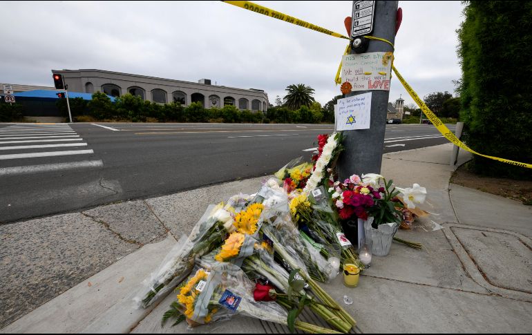 Un memorial improvisado se ve este domingo frente a la sinagoga donde se registró el tiroteo en Poway, California. AP/D. Poroy