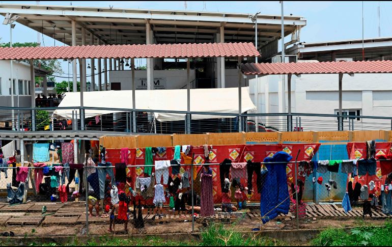 Cientos de migrantes aguardan en centros de detención del INM en Chiapas, como éste en Ciudad Hidalgo. AFP/A. Estrella