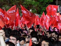 Simpatizantes del PSOE se congregan en el exterior de la sede del partido en Madrid para celebrar los resultados. AFP/J. Soriano