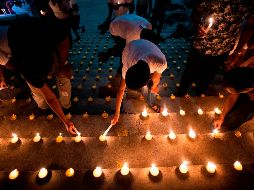 Habitantes colocan velas este domingo en Colombo, durante una vigilia en memoria de las víctimas de los atentados. AFP/J. Samad