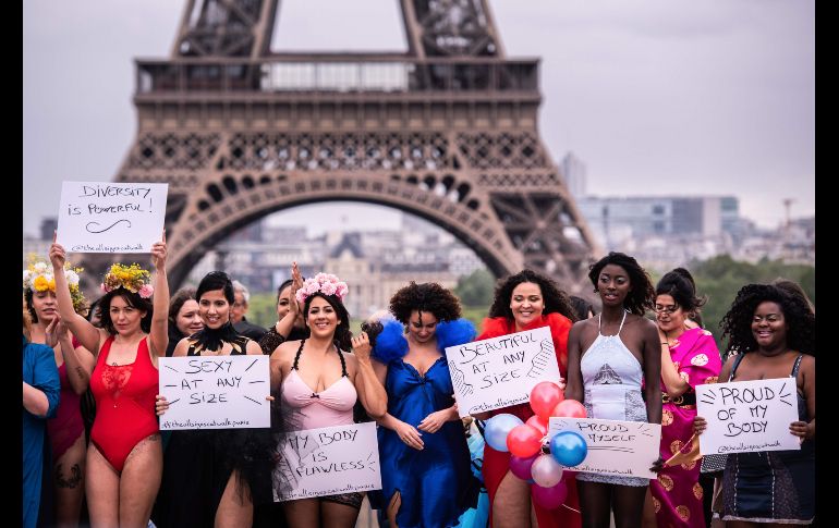 Modelos posan en el marco del desfile frente a la Torre Eiffel en París. AFP/M. Bureau