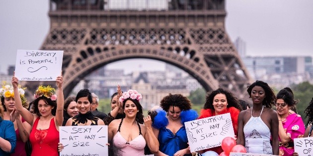 Modelos de tallas grandes desfilan frente a la Torre Eiffel