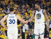 Stephen Curry y Kevin Durant lograron encestes clave para que los campeones vigentes tomaran ventaja en su serie frente a Houston. AFP / J. Chiu