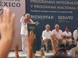 Andrés Manuel López Obrador defiende la consulta que realizó a mano alzada ayer domingo en Juchitán, Oaxaca, para conocer la viabilidad del proyecto del tren transístmico. SUN / EELG
