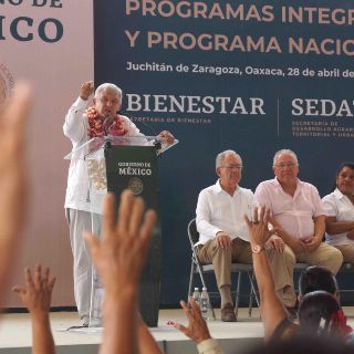 López Obrador defiende consulta "a mano alzada" por el tren transístmico
