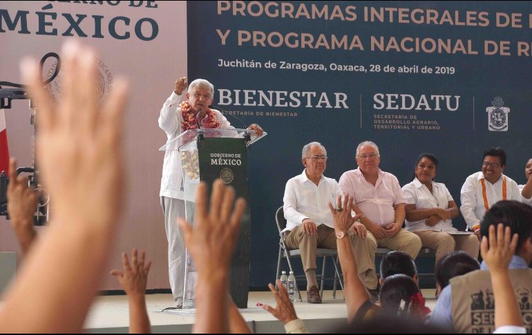 Andrés Manuel López Obrador defiende la consulta que realizó a mano alzada ayer domingo en Juchitán, Oaxaca, para conocer la viabilidad del proyecto del tren transístmico. SUN / EELG