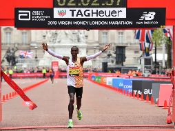 Es la cuarta ocasión en la que Eliud Kipchoge gana el Maratón de Londres. AFP / B. Satansall