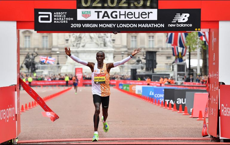 Es la cuarta ocasión en la que Eliud Kipchoge gana el Maratón de Londres. AFP / B. Satansall