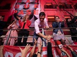 El socialista Pedro Sánchez festeja tras la victoria en la jornada electoral del domingo. AP/ARCHIVO
