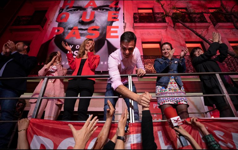 El socialista Pedro Sánchez festeja tras la victoria en la jornada electoral del domingo. AP/ARCHIVO