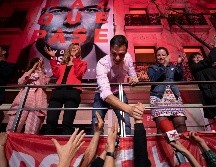 El socialista Pedro Sánchez festeja tras la victoria en la jornada electoral del domingo. AP/ARCHIVO