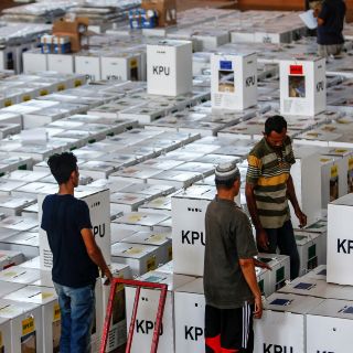 Maratónicas elecciones de Indonesia dejan 296 muertos por fatiga