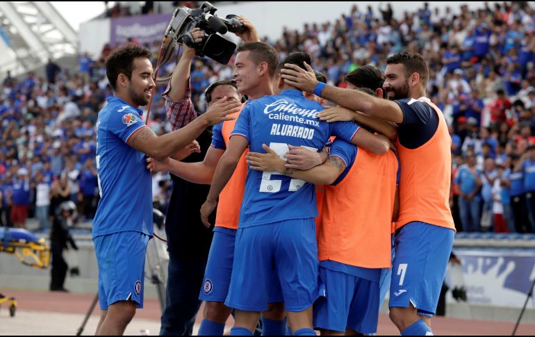 El Cruz Azul recibe el sábado a las 17 horas al Morelia en la cancha del Estadio Azteca, con la esperanza de que la afición retorne al recinto. EFE/ H. Ríos