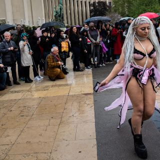 Modelos de tallas grandes desfilan frente a la Torre Eiffel