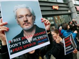 Varias personas protestan frente a la embajada británica para pedir la liberación del fundador de WikiLeaks, Julian Assange, en Bruselas. EFE/S. Lecocq