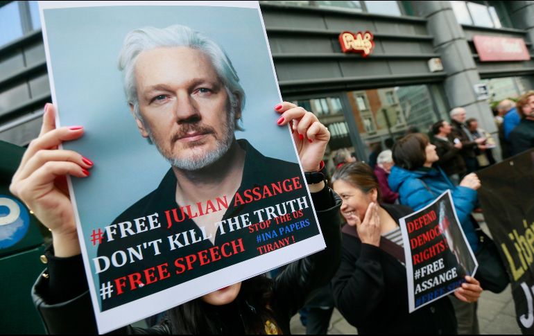 Varias personas protestan frente a la embajada británica para pedir la liberación del fundador de WikiLeaks, Julian Assange, en Bruselas. EFE/S. Lecocq