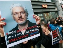 Varias personas protestan frente a la embajada británica para pedir la liberación del fundador de WikiLeaks, Julian Assange, en Bruselas. EFE/S. Lecocq