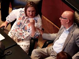 Xóchitl Gálvez (PAN) y Dante Delgado (MC) hablan durante la sesión del Senado de este lunes. SUN/B. Fregoso