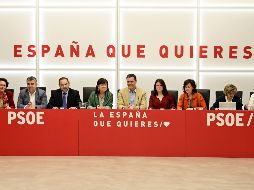 El primer ministro, Pedro Sánchez, en medio de autoridades del PSOE en conferencia de prensa después de ganar las elecciones generales. AFP/J. Soriano