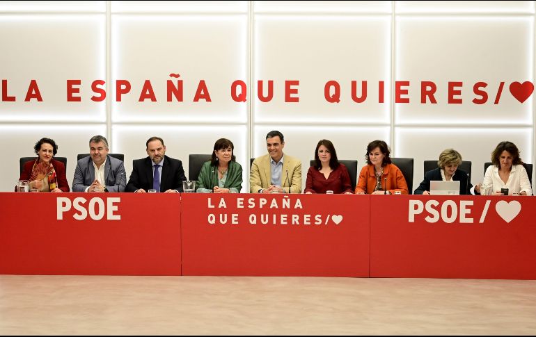 El primer ministro, Pedro Sánchez, en medio de autoridades del PSOE en conferencia de prensa después de ganar las elecciones generales. AFP/J. Soriano