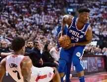Jimmy Butler (#23) lideró el ataque de los 76ers al encestar 30 puntos que fueron importantes para que Filadelfia sacara un triunfo en su visita a Toronto. AP / F. Gunn