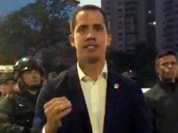 Guaidó compartió vídeo en redes donde aparece acompañado por Leopoldo López y militares.  EFE