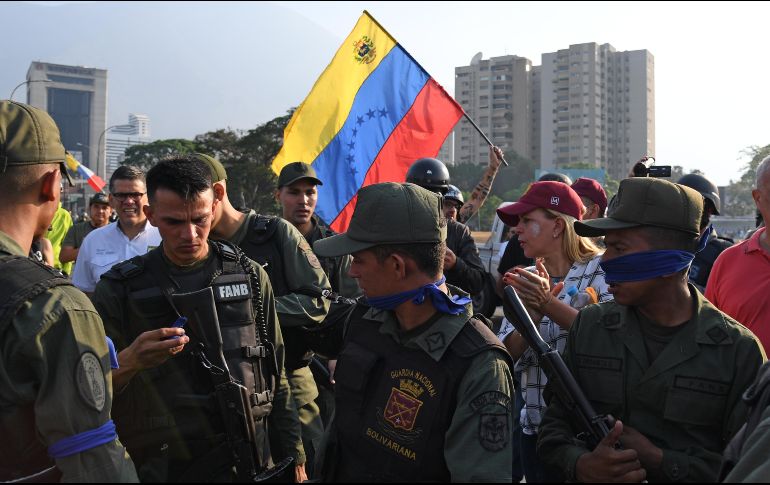 La madrugada de este martes, Juan Guaidó se levantó junto a un grupo de militares y al también opositor Leopoldo López y se encuentran actualmente atrincherados en la base militar La Carlota de Caracas. AFP / Y. Cortez