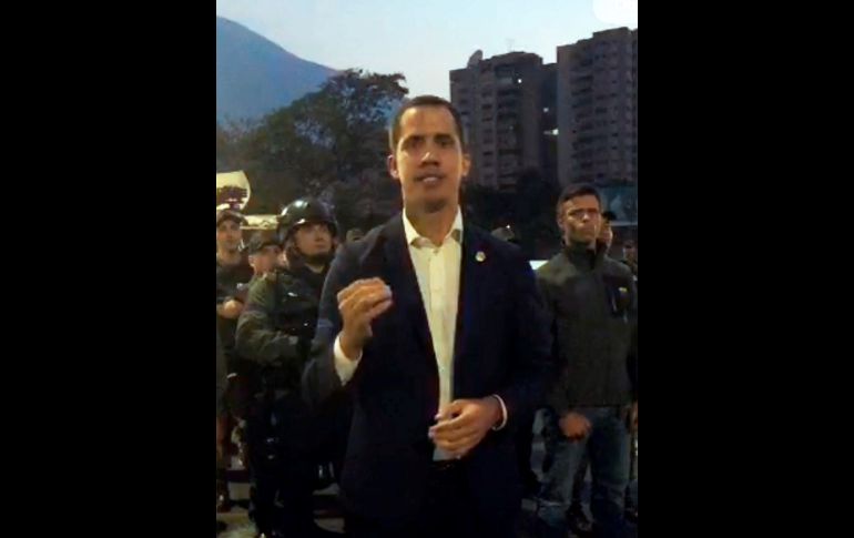 El líder opositor Juan Guaidó, reconocido como presidente interino de Venezuela por más de 50 países, llamó hoy a un alzamiento militar para termnar con la 