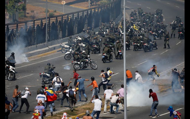 Enfrentamiento de opositores y elementos de la Guardia Nacional. AP/F. Llano