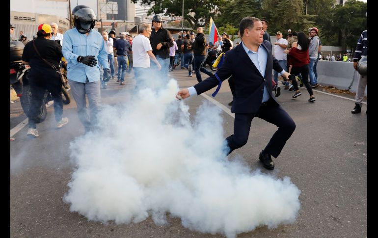 Un opositor devuelve una lata de gas lacrimógeno. AP/A. Cubillos