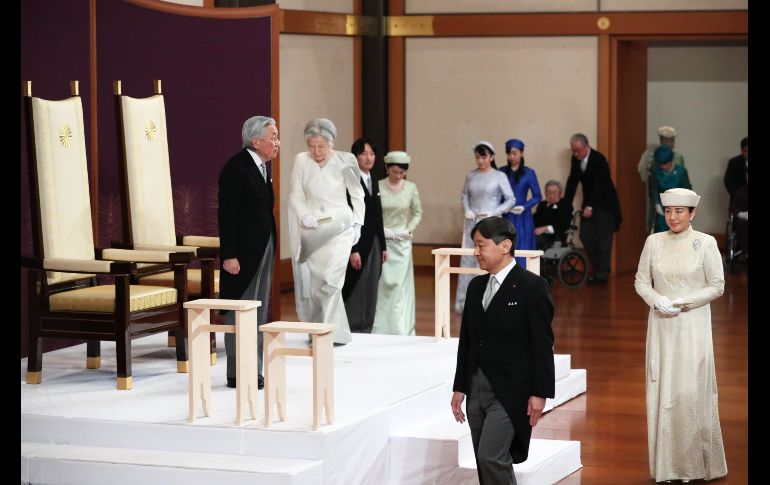 Naruhito (2 d) y su esposa Masako (d), el emperador saliente Akihito (i) con su esposa Michiko (2 i), en la ceremonia de abdicación en el Palacio Imperial en Tokio. AFP