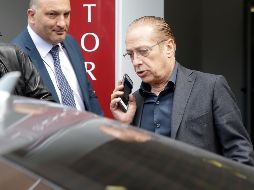 Paolo, hermano de Silvio Berlusconi, abandona el hospital San Raffaele donde se encuentra internado el también magnate. AP/L. Bruno