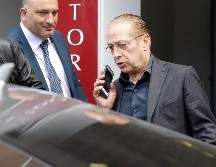 Paolo, hermano de Silvio Berlusconi, abandona el hospital San Raffaele donde se encuentra internado el también magnate. AP/L. Bruno