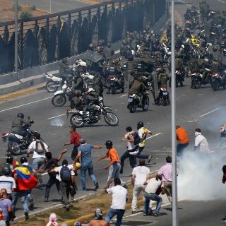 Un tanque atropella a un grupo de manifestantes en Caracas