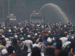 Simpatizantes del presidente del Parlamento, Juan Guaidó, se enfrentan a las fuerzas oficialistas, durante una manifestación en apoyo a su levantamiento contra el gobierno de Nicolás Maduro, en Caracas . EFE/M. Gutiérrez