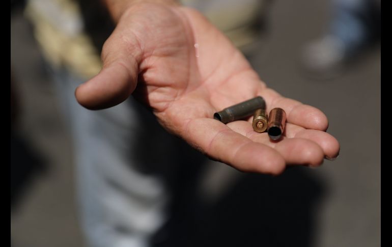 Una persona muestra casquillos de bala durante una protesta. EFE/M. Gutiérrez
