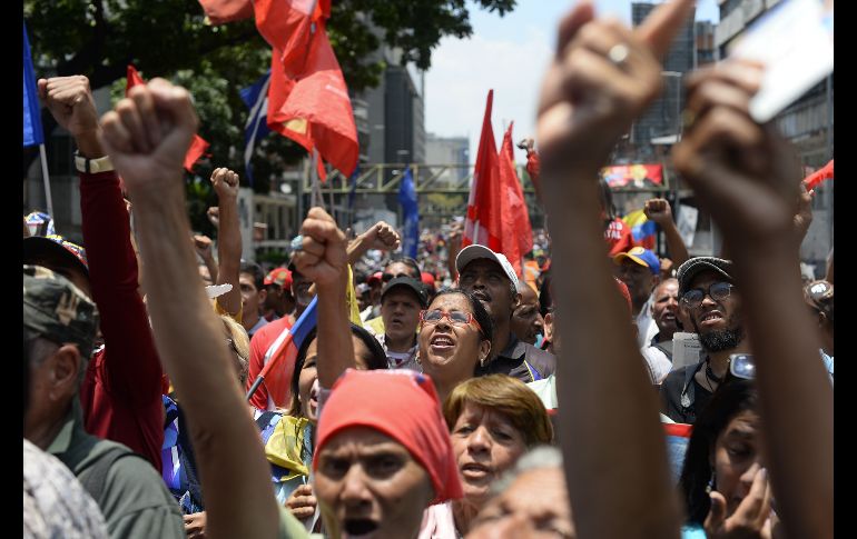 Seguidores de Maduro se congregan en los alrededores del palacio presidencial de Miraflores en Caracas. AFP/M. Delacroix